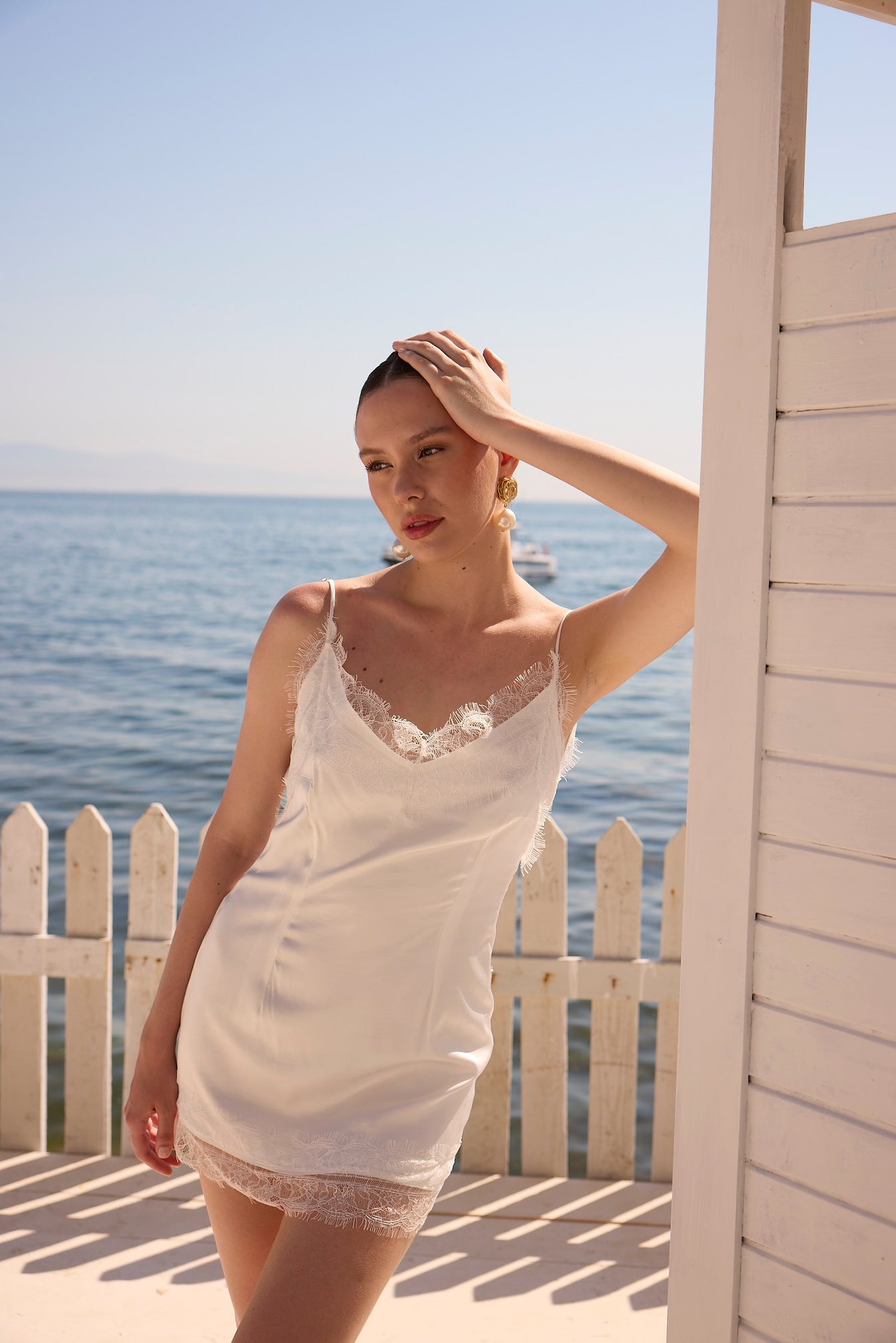 Rochie Scurta Clara alba cu insertii de dantela chantilly