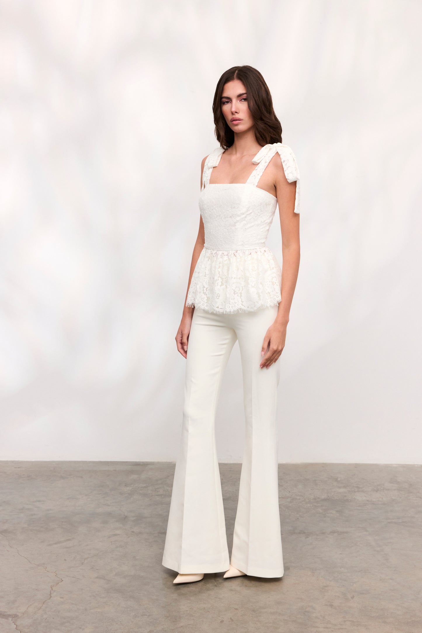 Pantaloni Freesia din crep alb