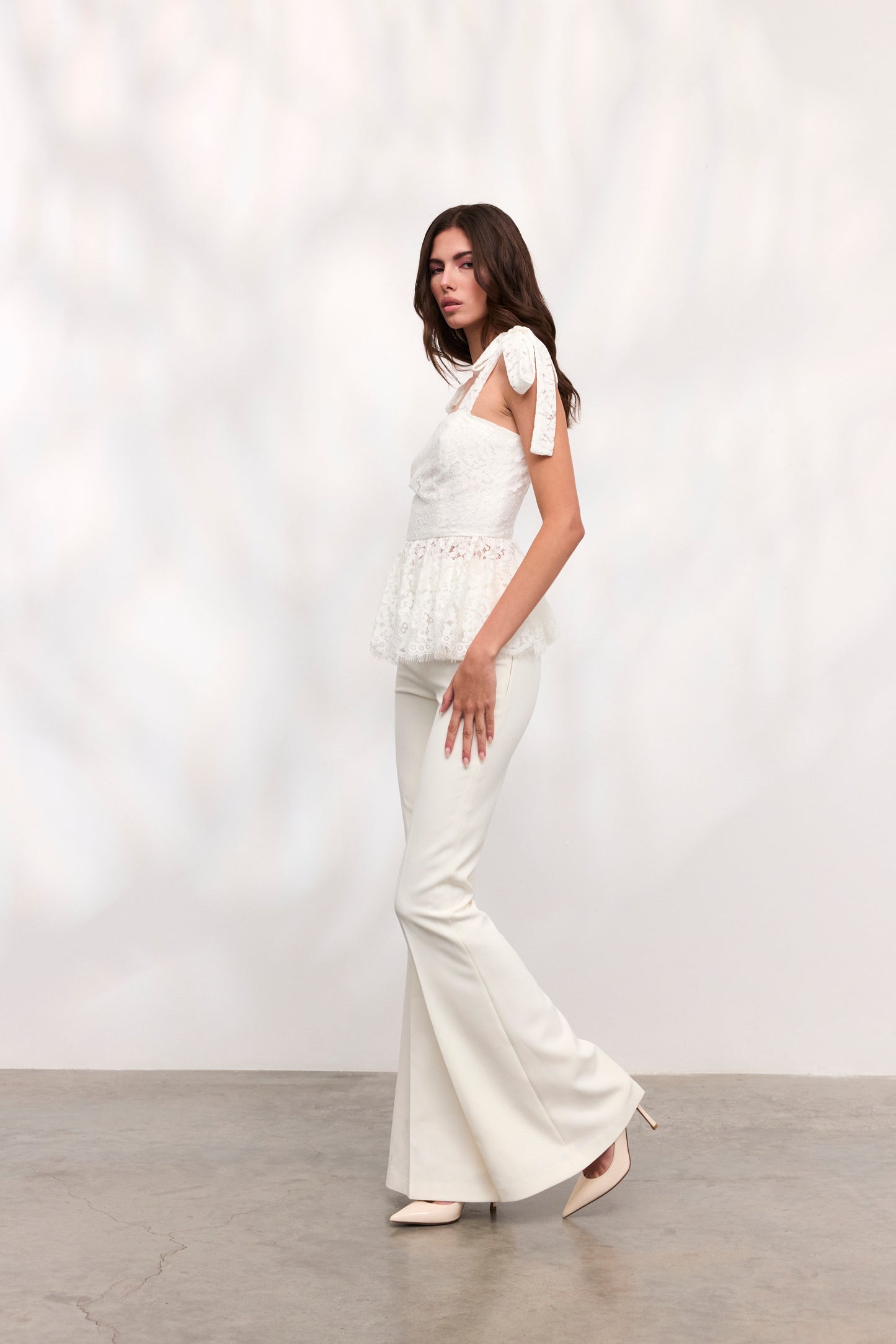 Pantaloni Freesia din crep alb