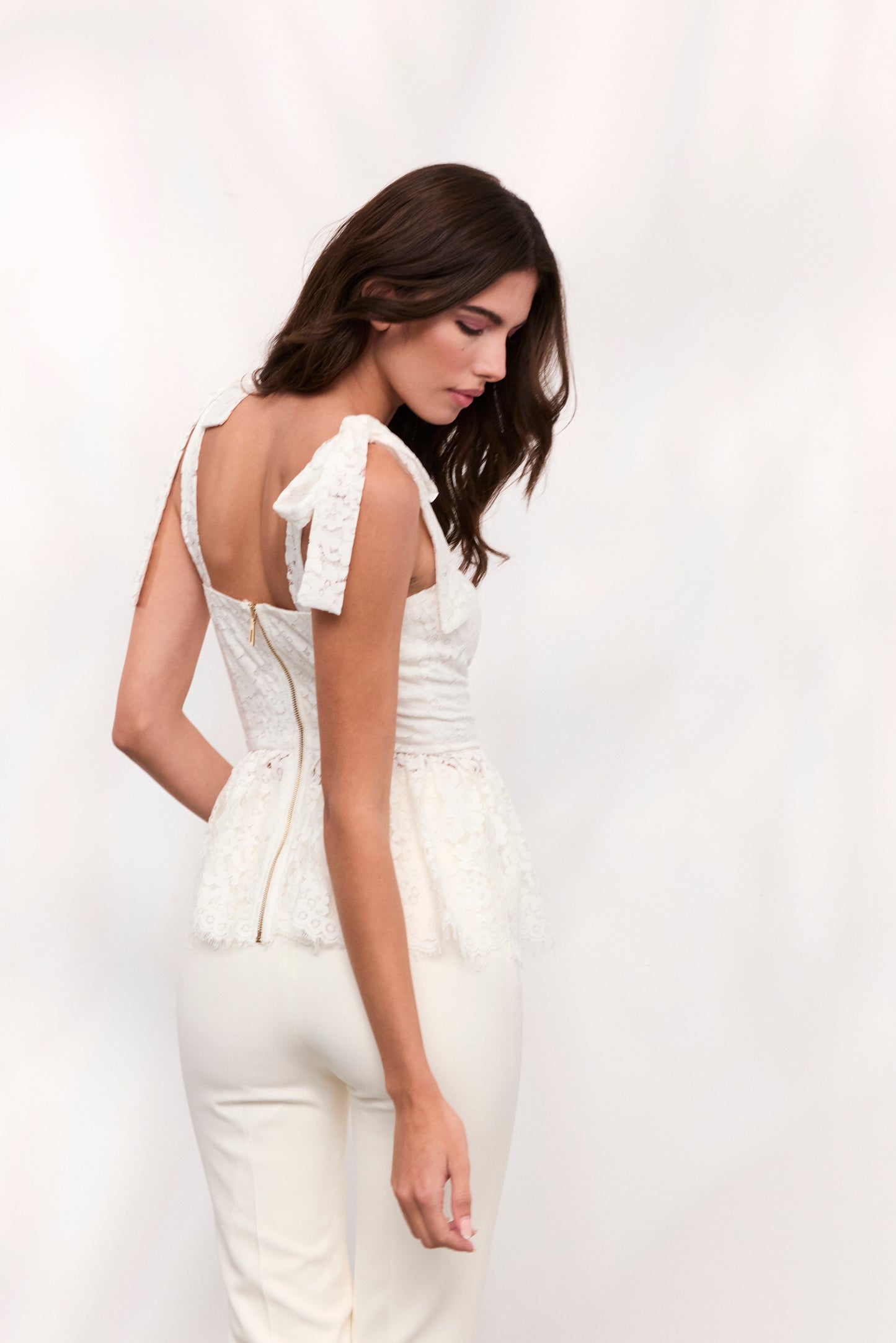 Pantaloni Freesia din crep alb