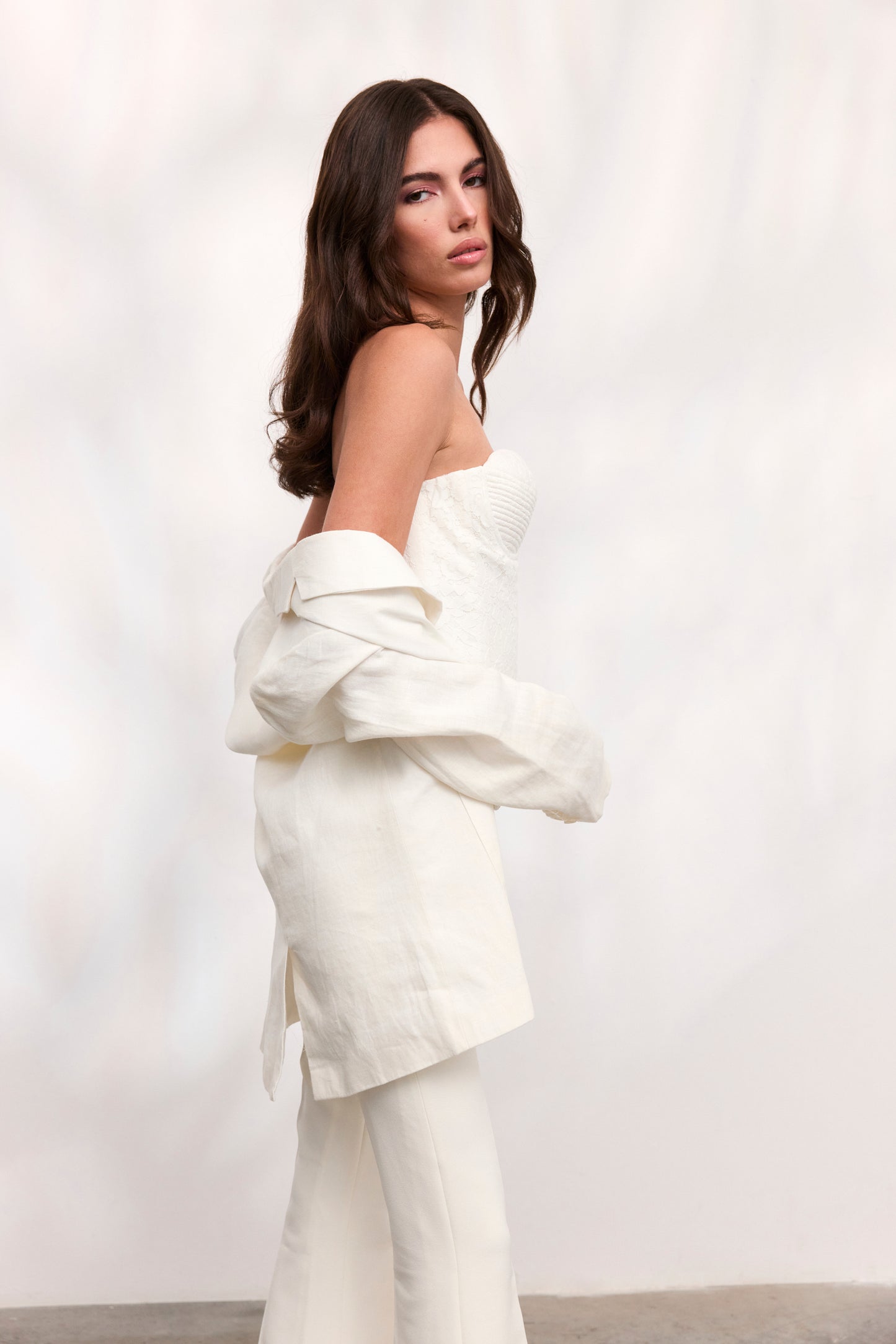 Pantaloni Freesia din crep alb